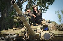 Ουκρανοί στρατιώτες ποζάρουν πάνω σε τανκ