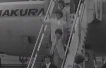 The Beatles'ın 1966 yazında Japonya'nın başkenti Tokyo'ya inerken. Grubun dört üyesi yukarıdan aşağıya Ringo Starr, John Lennon, Paul McCartney ve George Harrison.