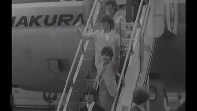 The Beatles'ın 1966 yazında Japonya'nın başkenti Tokyo'ya inerken. Grubun dört üyesi yukarıdan aşağıya Ringo Starr, John Lennon, Paul McCartney ve George Harrison.