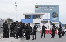 عناصر من الشرطة الإكوادورية أمام سجن لاتاكونغا وسط البلاد 