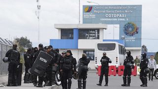 عناصر من الشرطة الإكوادورية أمام سجن لاتاكونغا وسط البلاد