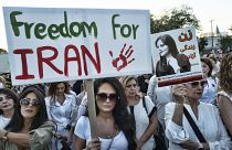 Жительницы Калифорнии участвуют в акции протеста в поддержку иранских женщин. 29 сентября 2022.