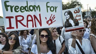 MMulheres manifestam-se pedindo "Liberdade para o Irão"