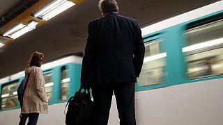 Επιβάτες σε αποβάθρα στο μετρό του Παρισιού