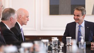 Ο πρωθυπουργός Κυριάκος Μητσοτάκης συνομιλεί με την αντιπροσωπεία της Βουλής των Αντιπροσώπων των Ηνωμένων Πολιτειών, κατά τη διάρκεια της συνάντησής τους, στο Μέγαρο Μαξίμου