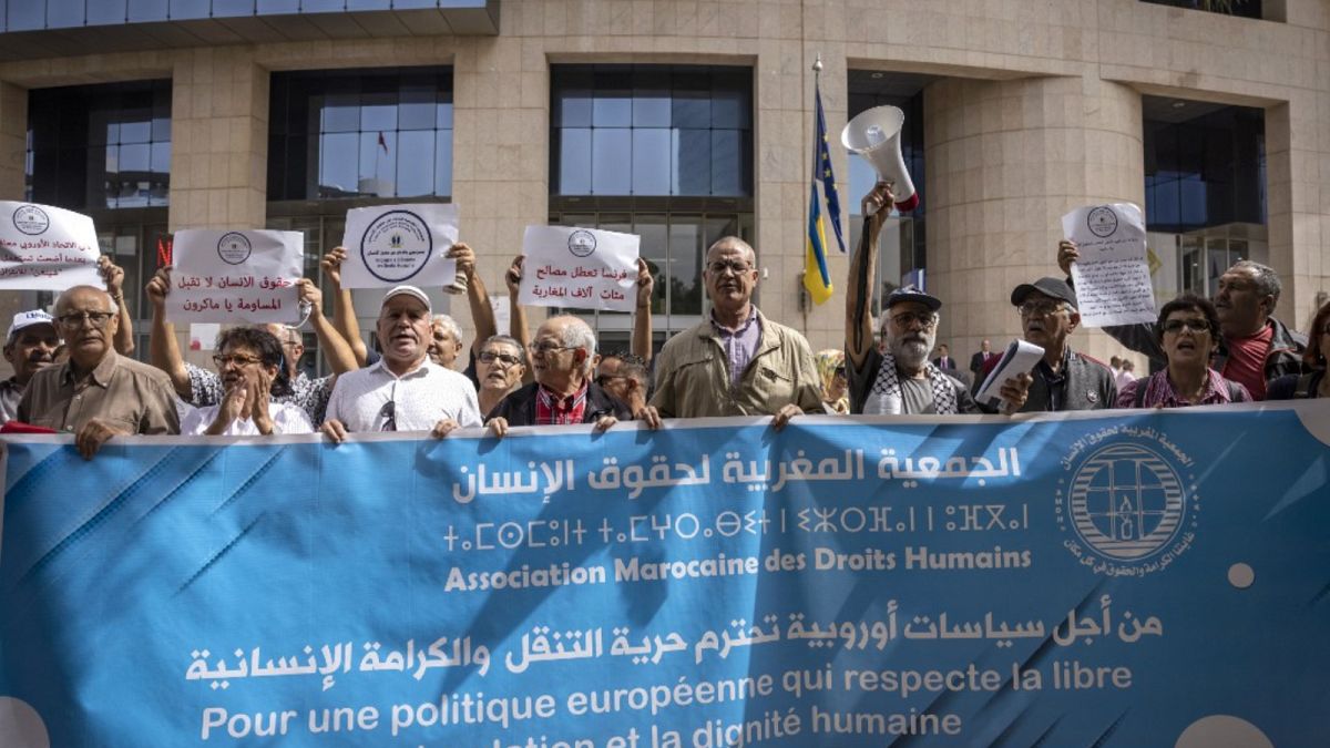 أعضاء جمعية مغربية لحقوق الإنسان يتظاهرون أمام مكاتب الاتحاد الأوروبي ضد القيود المفروضة على تأشيرات السفر،  4 أكتوبر 2022 في الرباط.