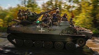 Ουκρανοί στρατιώτες πάνω σε άρμα μάχης στην ανατολική Ουκρανία