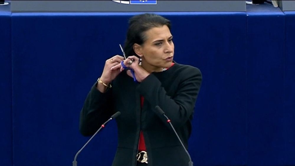 MEP cuts off hair to show solidarity with protesters in Iran