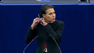  Abir Al-Sahlani cutting her hair in the European Parliament