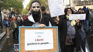 Une manifestante affiche son soutien aux Iraniennes le 3 octobre à Paris