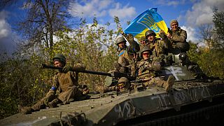 Ukrainische Soldaten auf einem Panzer zwischen Isjum und Lyman im Osten des Landes