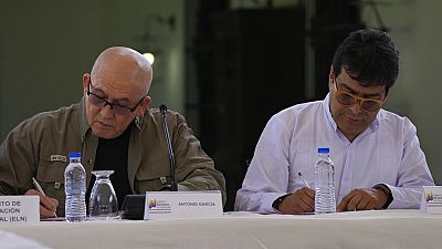 Antonio Garcia dell'ELN e l'alto commissario colombiano Ivan Danilo Rueda siglano l'accordo per i nuovi colloqui