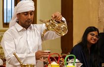 القهوة التقليدية في قطر المحضرة بتحميص حبوب البن في بيت الثقافة في سوق الوكرة بجنوب العاصمة الدوحة.