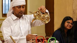القهوة التقليدية في قطر المحضرة بتحميص حبوب البن في بيت الثقافة في سوق الوكرة بجنوب العاصمة الدوحة.