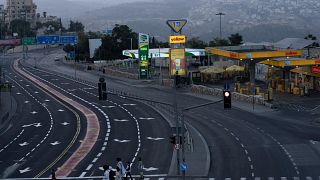 عائلة يهودية تعبر الطريق فيما الغسق يلقي بظلمته على القدس. 2022/010/04