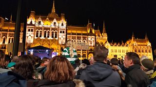 Megtelt a budapesti Kossuth tér a tüntetőkkel