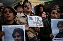 Женщины на демонстрации держат портреты погибшей иранки