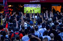 Archives - Supporters de foot regardant un match sur un grand écran à Francfort (Allemagne), le 18/05/2022