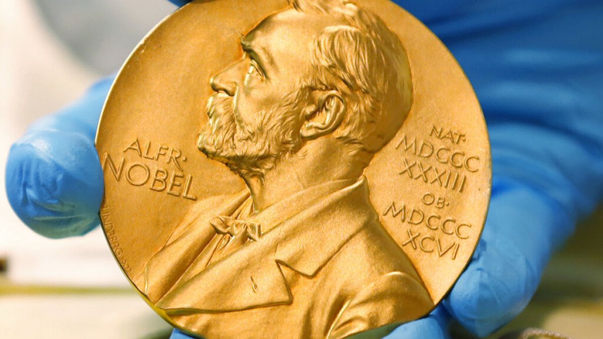 un esemplare della medaglia Nobel