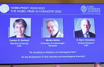 شاشة تعرض صورة الفائزين بجائزة نوبل للكيمياء كارولين بيرتوزي ومورتن ميلدال وباري شاربليس 