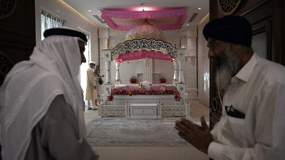 كاهن هندوسي يرحب بضيف إماراتي خلال حفل افتتاح المعبد الهندوسي الجديد في دبي. 2022/10/04