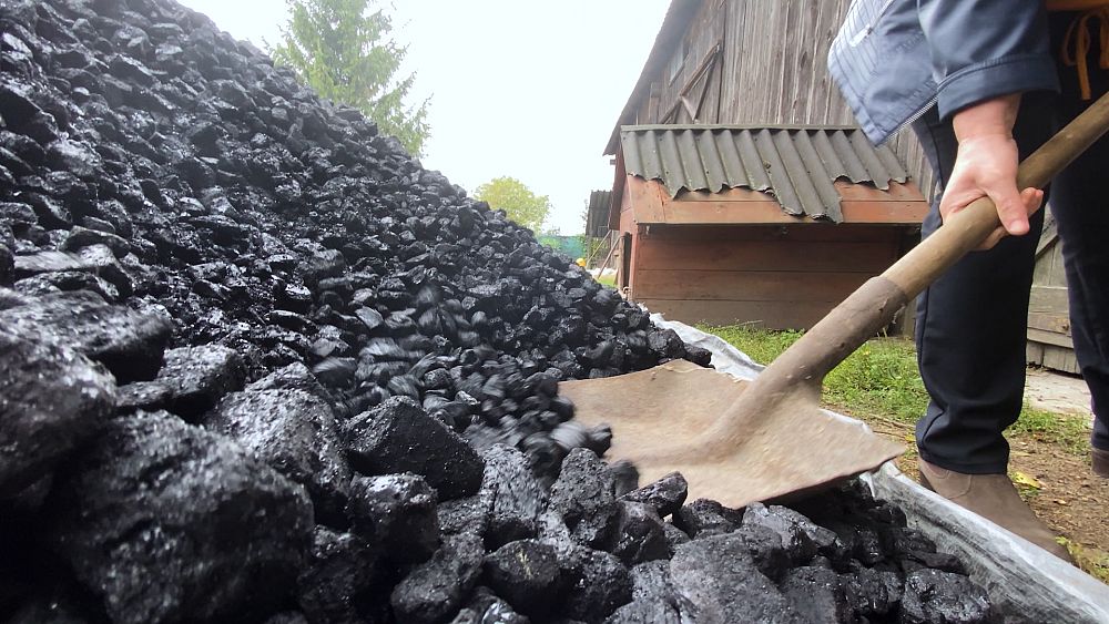 Zimowy niepokój Polaków o niedobory węgla w uzależnionej od węgla Polsce
