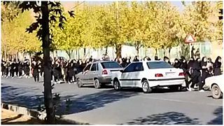 طلاب يتظاهرون في محافظة سقز في كردستان الإيرانية مسقط رأس الشابة مهسا أميني 04/10/2022