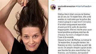 Fransız aktris Juliette Binoche İran'da öldürülen Mahsa Amini için saçlarını keserken