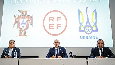 El presidente de la Federación Ucraniana de Fútbol, Andriy Pavelko - a la derecha de la imagen- asistió al anuncio