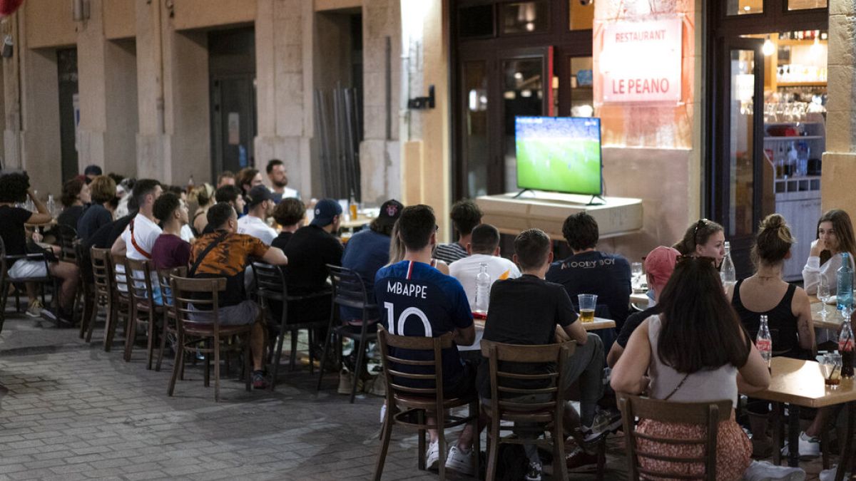 ARCHIVES - Fans de foot regardant un match dans un bar à Marseille (France), le 15/06/2021