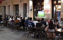 ARCHIVES - Fans de foot regardant un match dans un bar à Marseille (France), le 15/06/2021