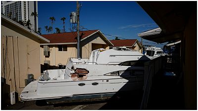 قارب دفعته الفيضانات بسبب إعصار إيان بين البيوت السكنية مجمع ريفرووك - فلوريدا 05/10/2022