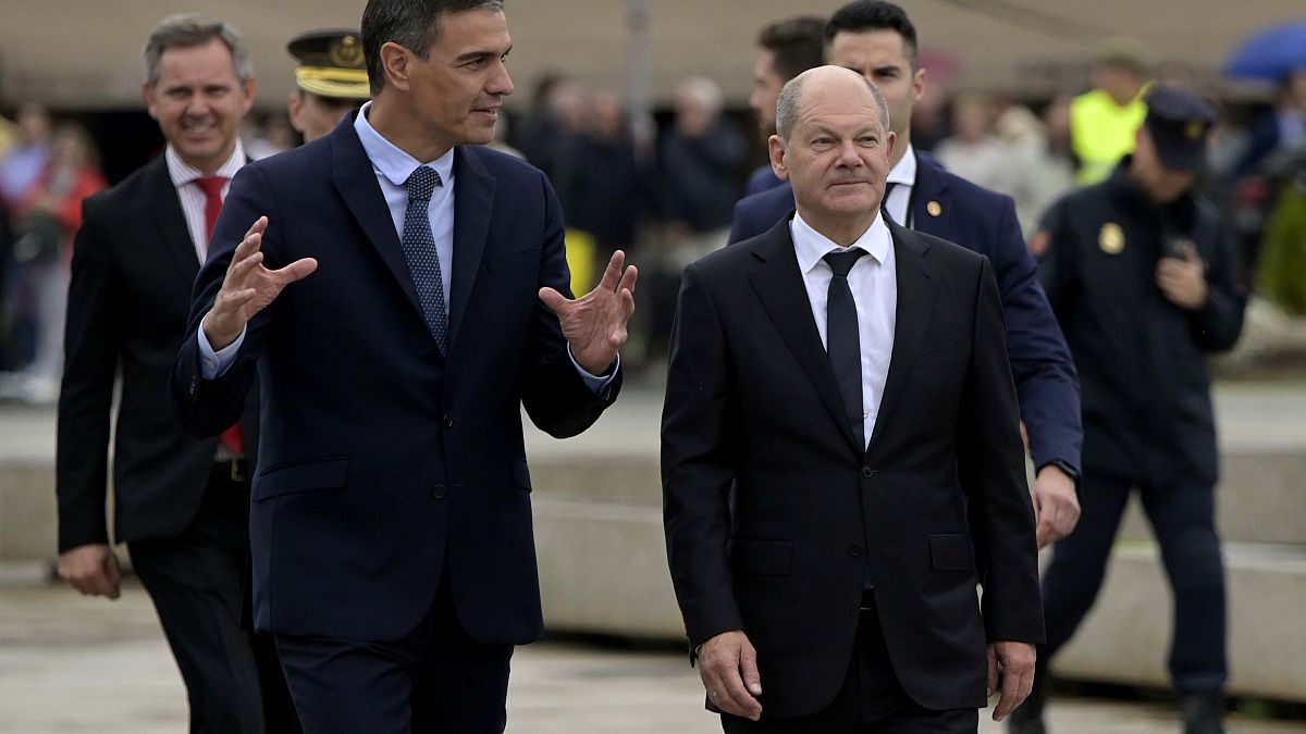 El presidente del Gobierno español, Pedro Sánchez (izquierda), y el canciller alemán, Olaf Scholz, presiden la cumbre hispano alemana