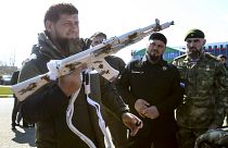 القائد الشيشاني رمضان قديروف يحمل رشاش كالاشنيكوف مطليا باللون الأبيض - غروزني. 2021/03/09