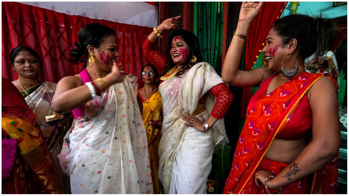 ترقص النساء أثناء الاحتفال باليوم الأخير من مهرجان دورغا بوجا 05/10/2022