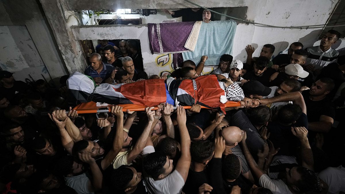 فلسطينيون يشيعون علاء زغل الذي قتل برصاص الجيش الإسرائيلي، مخيم عسكر للاجئين - نابلس 05/10/2022