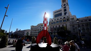 Una estructura de un cohete hecho famoso por el artista Herge, creador de la icónica serie de cómics Tintín, se muestra en la acera en Madrid, España, el 2 de octubre de 2022.
