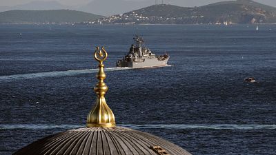 Корабль ВМФ России в Босфоре