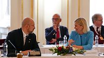 Schwedens Ministerpräsidentin Magdalena Andersson (r.) im Gespräch mit dem Ministerpräsidenten der Ukraine, Denys Schmyhal, in Prag
