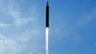 اختبار إطلاق صاروخ متوسط متوسط المدى Hwasong-12 في كوريا الشمالية.