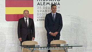 El presidente del Gobierno de España, Pedro Sánchez, y el canciller de Alemania, Olaf Scholz, en la cumbre de A Coruña (España).