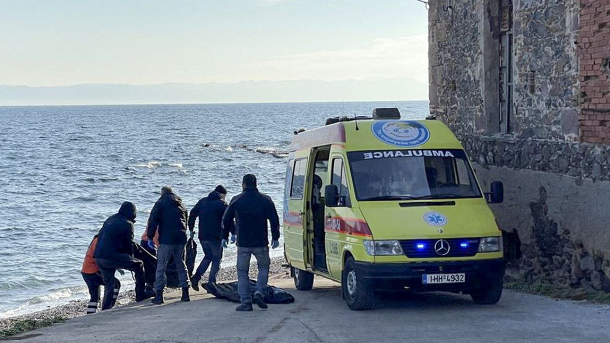 رجال الإنقاذ وضباط خفر السواحل ينتشلون الجثث على شاطئ جزيرة ليسبوس اليونانية- أرشيف. 