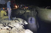 Yunanistan'ın Çuha Adası açıklarında batan göçmen teknesindekilerin kurtarılması için yürütülen çalışmalar