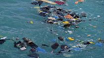 Des corps parmi les débris après qu'un voilier transportant des exilés a coulé au large de l'île de Cythère, en Grèce, jeudi 6 octobre 2022.