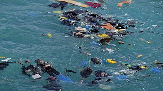 Des corps parmi les débris après qu'un voilier transportant des exilés a coulé au large de l'île de Cythère, en Grèce, jeudi 6 octobre 2022.