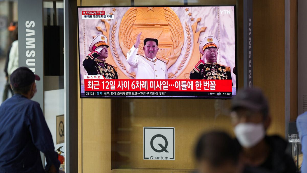 Güney Kore'nin başkenti Seul'de bir televizyonda, Kuzey Kore Devlet Başkanı Kim Jong Un'u ve balistik füze denemesi ile ilgili verilen haberi izleyen vatandaşlar