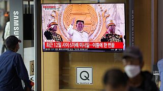 Güney Kore'nin başkenti Seul'de bir televizyonda, Kuzey Kore Devlet Başkanı Kim Jong Un'u ve balistik füze denemesi ile ilgili verilen haberi izleyen vatandaşlar