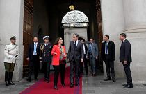 وزيرة خارجية تشيلي أنطونيا أوريجولا تسير مع وزير الخارجية الأمريكي أنتوني بلينكين خارج قصر لا مونيدا في سانتياغو - تشيلي. 2022/10/05