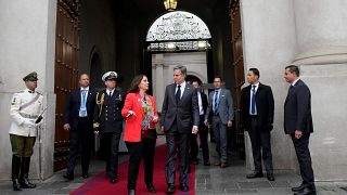 وزيرة خارجية تشيلي أنطونيا أوريجولا تسير مع وزير الخارجية الأمريكي أنتوني بلينكين خارج قصر لا مونيدا في سانتياغو - تشيلي. 2022/10/05