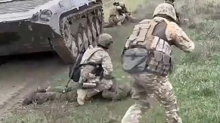 جنود أوكرانيون يحاصرون جنودا من الروس إثر استسلامهم في خيرسون - أوكرانيا. 2022/10/05